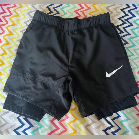 Girls Nike shorts - Picture 1 of 2